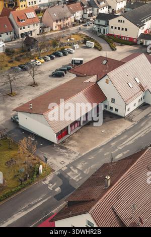 Vue plongeante des bâtiments avec des toits de tuiles rouges et façade blanche dans un paysage d'automne calme, caserne de pompiers, Gechingen, quartier de Calw, Allemagne Banque D'Images