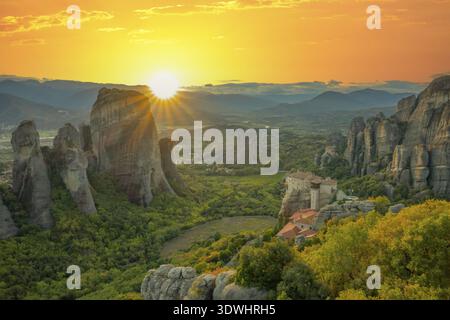 Coucher de soleil d'été dans la Grèce Meteora. Monastère sur le rocher, classé par l'UNESCO Banque D'Images