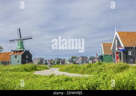 Pays-Bas. Zaanse Schans. Maisons hollandaises rurales typiques et moulin à vent d'époque Banque D'Images