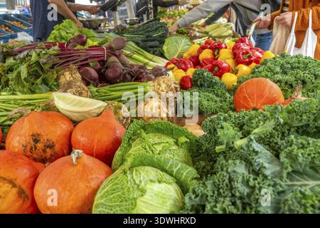 Pays-Bas.Marché agricole à Amsterdam.Beaucoup de légumes mûrs et de verdure Banque D'Images