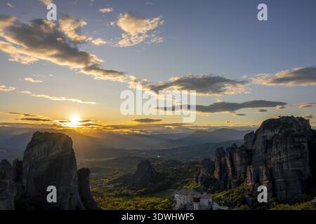 Grèce. Coucher de soleil d'été sur la vallée des monastères rocheux de Meteora (près de Kalambaka) et des poutres de soleil Banque D'Images
