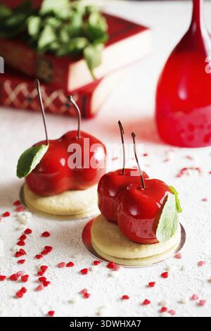 Mousse dessert en forme de cerises. Gâteau mousse Banque D'Images