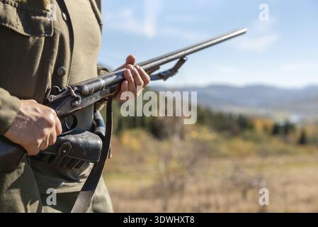 Garde sur l'environnement au travail, fusil de chasse horizontal à double canon dans les mains, dans les montagnes Banque D'Images