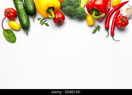 Légumes et épices biologiques frais disposés sur un fond blanc propre avec espace de copie Banque D'Images