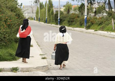 Les deux femmes marchant dans une rue à Cotacachi (Équateur) Banque D'Images
