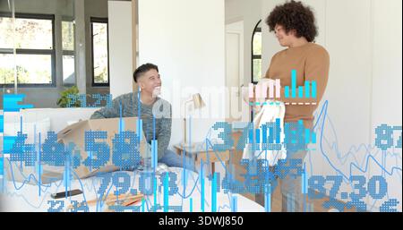 Boîtes de tri, deux hommes en chandails déballant à la maison avec des vêtements pliés, téléphone et superpositions de données Banque D'Images