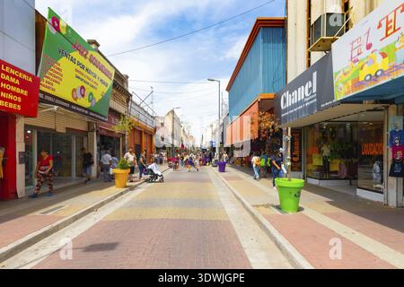 Cordoba Argentine janvier 27 la rue San Martin est une zone piétonne pleine de magasins dans le centre-ville. Tournage le 27 janvier 2020, Cordoue, Argentine Banque D'Images