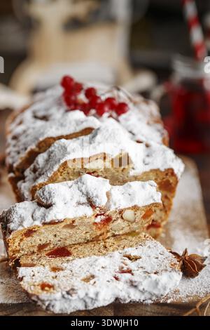 Stollen est un pain aux fruits à coque, aux épices, aux fruits secs ou confits, enrobé de sucre en poudre. C'est le pain traditionnel allemand mangé pendant les fêtes de Noël Banque D'Images