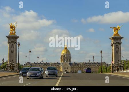 La France. Journée ensoleillée à Paris. Les voitures sur le pont d'Alexandre III et façade de l'Esplanade des Invalides Banque D'Images
