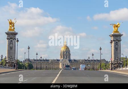 France. Journée d'été ensoleillée à Paris et façade de l'Esplanade des Invalides. Voitures et personnes sur le pont d'Alexandre III Banque D'Images