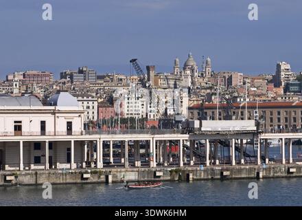 Stazione marittima et le paysage urbain - Gênes - Italie Banque D'Images