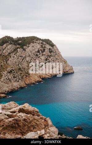 Mer turquoise et falaises à Cala Figuera, Majorque, Espagne Banque D'Images