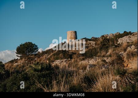 Tour de guet Talaia d’Albercutx sur une colline au-dessus de la baie de Pollença, Majorque Banque D'Images