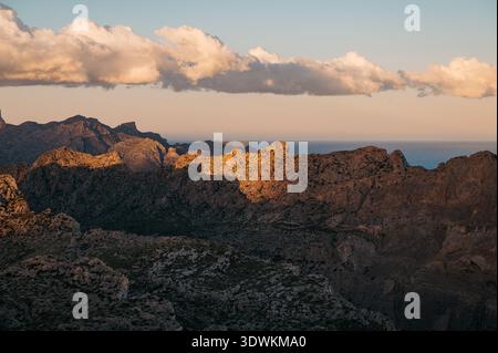 Première lumière du soleil touchant les sommets rocheux de la Serra de Tramuntana au lever du soleil Banque D'Images