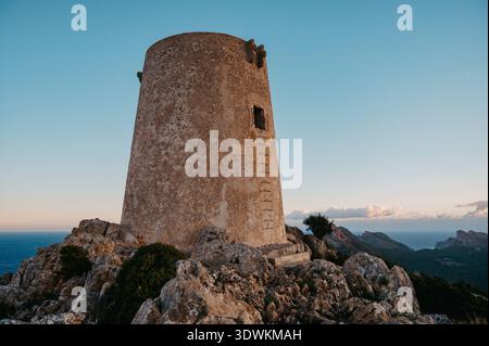 Tour de guet Talaia d’Albercutx au lever du soleil sur la péninsule de Formentor Banque D'Images