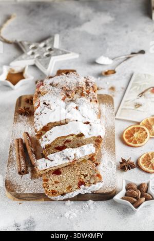 Stollen est un pain aux fruits à coque, aux épices, aux fruits secs ou confits, enrobé de sucre en poudre. C'est le pain traditionnel allemand mangé pendant les fêtes de Noël Banque D'Images