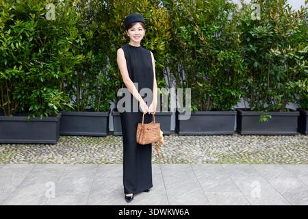 Milan, Italie. 27 février 2026. MILAN, ITALIE - FÉVRIER 27 : invité pose devant la piste du défilé de Tod pendant la Fashion week de Milan - vêtements pour femmes automne/hiver 2026/2027 le 27 février 2026 à Milan, Italie. Photo de Marco Piovanotto/Abacapress.com crédit : Abaca Press/Alamy Live News Banque D'Images