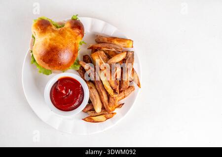 Délicieux hamburgers sandwich lapin en forme de lapin pour la pâtisserie de vacances de Pâques, le petit déjeuner ou le déjeuner, sandwichs savoureux dans des petits pains aux visages de lapin, avec de la salade, Banque D'Images