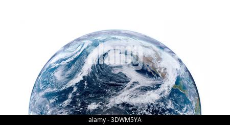 La Terre de l'espace vue rapprochée de l'océan Pacifique et des nuages isolés sur fond blanc. Vue satellite détaillée des conditions météorologiques atmosphériques. El Banque D'Images