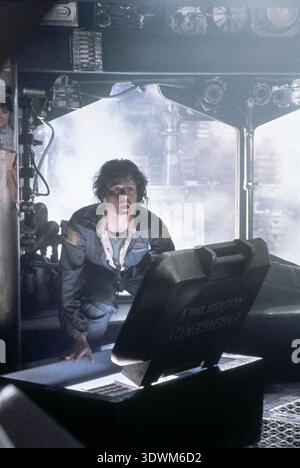 Alien est un film d'horreur de science-fiction réalisé par Ridley Scott et écrit par Dan O'Bannon, sorti en 1979, basé sur une histoire de O'Bannon et Ronald Shusett. Il suit un équipage de vaisseau spatial commercial qui enquête sur un vaisseau spatial abandonné et est chassé par une créature extraterrestre mortelle. Le film met en vedette Tom Skerritt, Sigourney Weaver, Veronica Cartwright, Harry Dean Stanton, John Hurt, Ian Holm et Yaphet Kotto. Banque D'Images