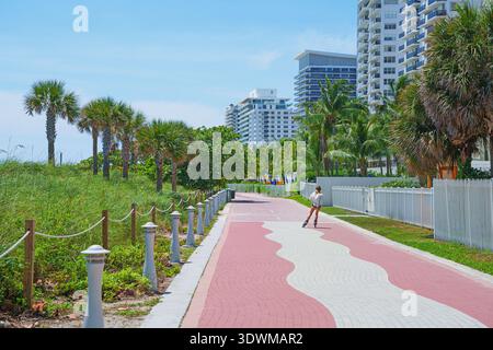 Vue matinale pittoresque et lumineuse de la piste cyclable d'en haut - South Beach, Miami, Floride Banque D'Images