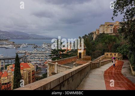 Rue piétonne panoramique qui mène du Château au port de Monte Carlo Banque D'Images