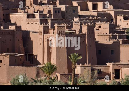 Tours en Adobe de la kasbah ait Benhaddou, montagnes du Haut Atlas, Maroc, janvier 2026 lumière d'hiver. Banque D'Images
