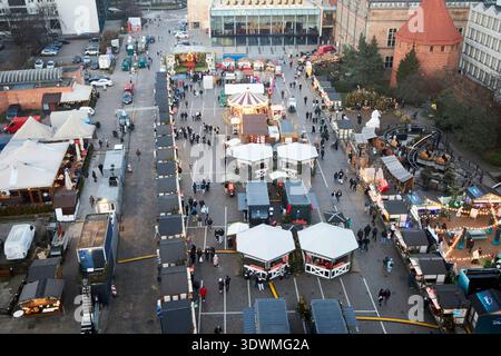 vue de la tour de la prison en bas à travers le marché de noël dans targ weglowy marché de charbon dans la vieille ville de gdansk pologne Banque D'Images