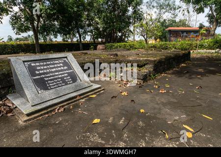 Mai Lai, Vietnam. Une pierre à la « Fondation de la famille de Mme Truong Thi Le », trois d'entre eux ont été tués par des soldats américains lors du massacre de 1968. Banque D'Images