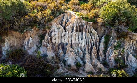 Formations rocheuses érodées naturelles et pinacles argileux sur le bord de la route entre Kalamitsi et Sikia sur la péninsule de Sithonia, en Chalcidique, Grèce. Robuste GE Banque D'Images