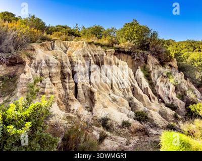 Formations rocheuses érodées naturelles et pinacles argileux sur le bord de la route entre Kalamitsi et Sikia sur la péninsule de Sithonia, en Chalcidique, Grèce. Robuste GE Banque D'Images
