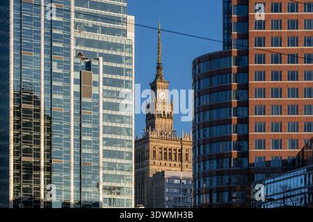 Ville de Varsovie en Pologne. Vue sur le Palais de la culture et de la Science entre les gratte-ciel dans le centre-ville. Banque D'Images