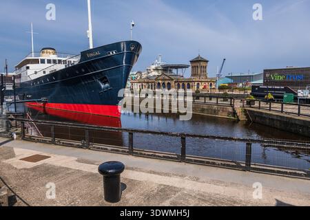 Hôtel Fingal à Albert Dock Basin à Port of Leith dans la ville d'Édimbourg, Écosse, Royaume-Uni. Ancien navire du Northern Lighthouse Board, aujourd'hui flo de luxe cinq étoiles Banque D'Images