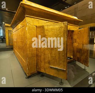 Le deuxième sanctuaire extérieur en bois de Toutankhamon, Grand Musée égyptien (GEM), le Caire, EgyptGrand Musée égyptien (GEM), le Caire, Egypte Banque D'Images