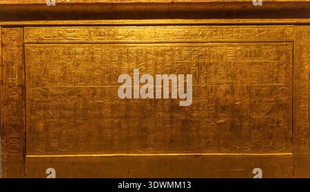Détail, le deuxième sanctuaire extérieur en bois de Toutankhamon, Grand Musée égyptien (GEM), le Caire, EgyptGrand Musée égyptien (GEM), le Caire, Egypte Banque D'Images