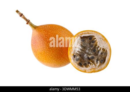 Entier et tranché exotique orange jaune doux fruit granadilla closeup isolé sur fond blanc. Banque D'Images