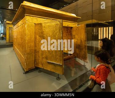 Le deuxième sanctuaire extérieur en bois de Toutankhamon, Grand Musée égyptien (GEM), le Caire, EgyptGrand Musée égyptien (GEM), le Caire, Egypte Banque D'Images