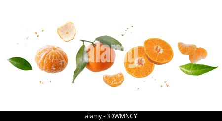 Mandarine fraîche ou mandarine fruits entiers et tranches avec des gouttes et des feuilles tombant volant isolé sur fond blanc Banque D'Images
