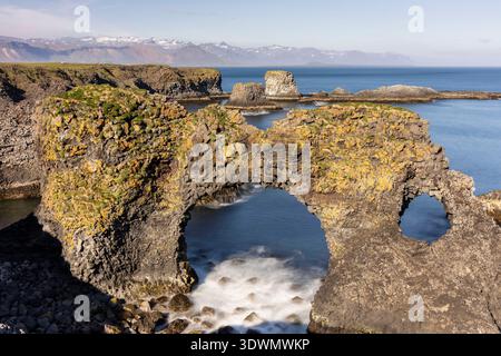 Islande, région de Vesturland, péninsule de Snaefellsnes, Arnarstapi, Gatklettur,Arc Hellnar Banque D'Images