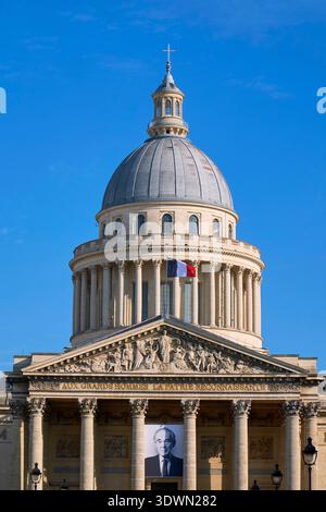France, Paris, quartier Latin, le Panthéon construit au XVIIIe siècle par ordre de Louis XV comme église dédiée à Sainte Geneviève, a été transformé au début de la Révolution française (1789-1799) en monument funéraire honorant les figures marquantes de l'histoire contemporaine. Panthéonisation de Robert Badinter (1928-2024), homme politique, juriste et essayiste français Banque D'Images