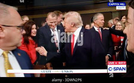 C-SPAN capture d'écran du président américain Donald Trump saluant Jill Broxsom, épouse du Texas Rep. Troy Nehls, avant son discours sur l'état de l'Union en 2026. Banque D'Images