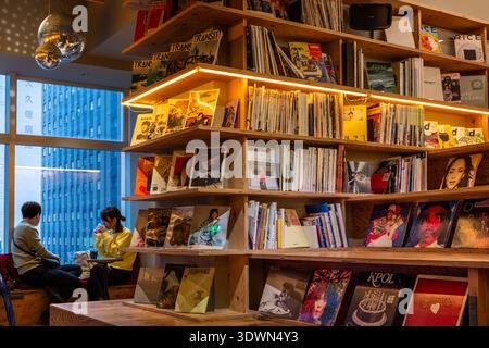 Japon, île Honshu, Tokyo, quartier Ikebukuro, Book and Bed Tokyo est une auberge pour les amateurs de livres ; ses vastes étagères remplies de livres de toutes sortes abritent des lits intégrés. Banque D'Images