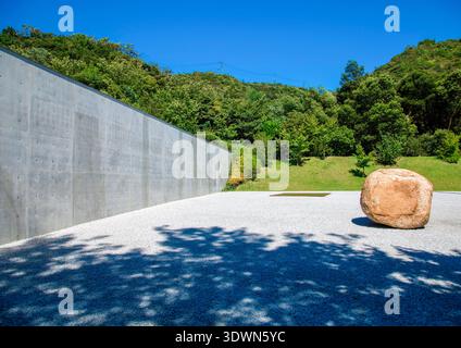 Japon, Seto Inland Sea, Naoshima, Lee Ufan musée conçu par Tadao Ando Banque D'Images