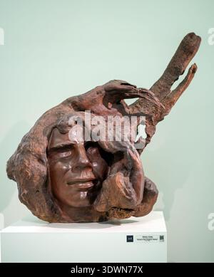 Saransk, Russie - 18 juin 2024 : sculpture 'Portrait de mère' par S.D. Erzya, 1940. Musée S.D. Erzya, Saransk Banque D'Images