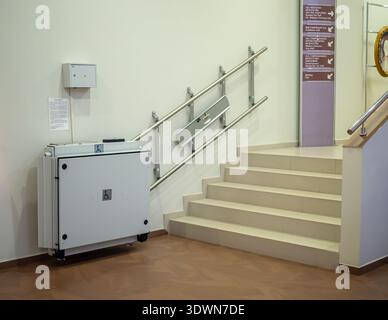 Saransk, Russie - 18 juin 2024 : plate-forme élévatrice pour personnes handicapées près des escaliers du Musée S. D. Erzya, Saransk Banque D'Images