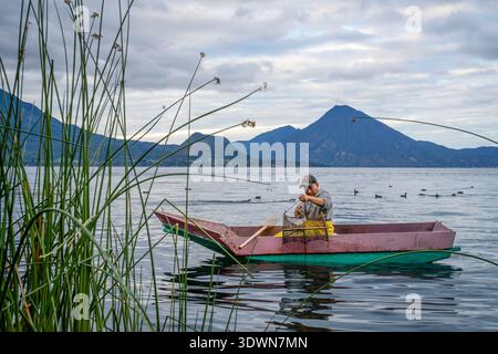 Guatemala, San Antonio Palopó, pêcheur sur le lac Atitlán Banque D'Images