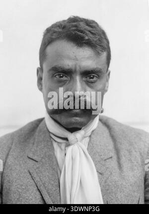 Portrait puissant d'Emiliano Zapata Salazar, un chef militaire et paysan clé de la Révolution mexicaine, capturé par Agustín Víctor Casasola en 1914. Cette photographie en noir et blanc met en valeur la moustache emblématique de Zapata et son regard intense, symbolisant la résistance paysanne au Mexique pendant une période tumultueuse. Banque D'Images