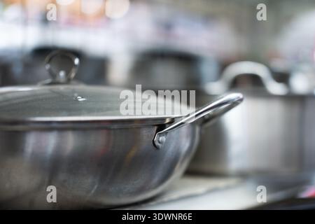 Pot de cuisson en acier inoxydable avec couvercle sur le comptoir de cuisine dans la cuisine moderne de restaurant, Shanghai Chine Banque D'Images