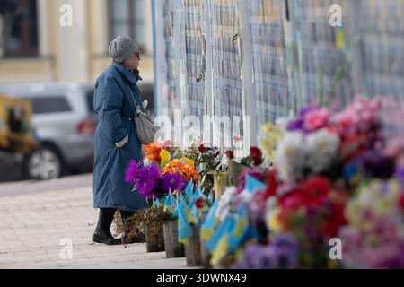 Kiev, Voïvodie de Poméranie, Ukraine. 27 février 2026. Les gens passent devant le mur du souvenir pour les défenseurs ukrainiens tombés à Kiev, regardant les photos et rendant hommage aux morts. (Crédit image : © Marek Ladzinski/ZUMA Press Wire) USAGE ÉDITORIAL SEULEMENT ! Non destiné à UN USAGE commercial ! Banque D'Images