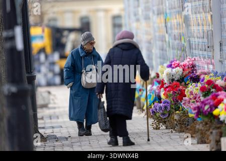Kiev, Voïvodie de Poméranie, Ukraine. 27 février 2026. Les gens passent devant le mur du souvenir pour les défenseurs ukrainiens tombés à Kiev, regardant les photos et rendant hommage aux morts. (Crédit image : © Marek Ladzinski/ZUMA Press Wire) USAGE ÉDITORIAL SEULEMENT ! Non destiné à UN USAGE commercial ! Banque D'Images